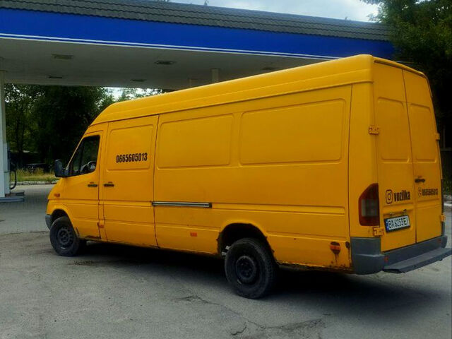Желтый Мерседес Sprinter, объемом двигателя 2.2 л и пробегом 460 тыс. км за 8800 $, фото 2 на Automoto.ua