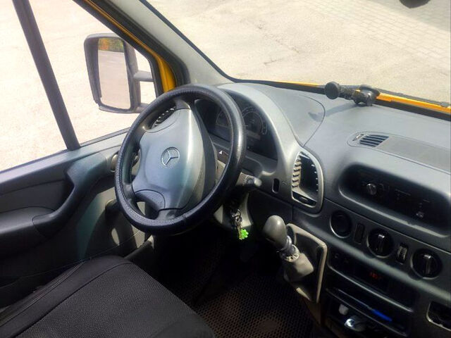 Желтый Мерседес Sprinter, объемом двигателя 2.2 л и пробегом 460 тыс. км за 8800 $, фото 6 на Automoto.ua