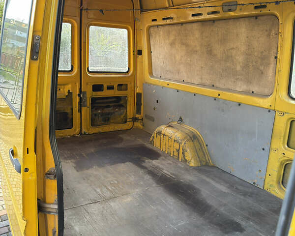 Желтый Мерседес Sprinter, объемом двигателя 2.1 л и пробегом 445 тыс. км за 7500 $, фото 9 на Automoto.ua