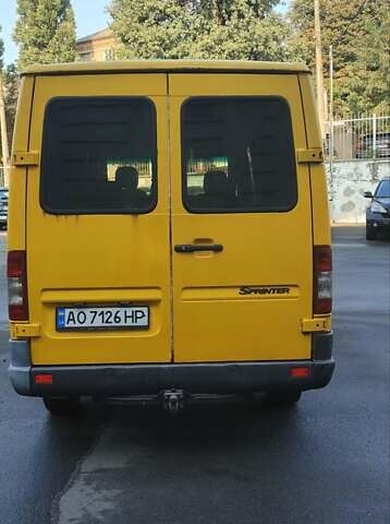Желтый Мерседес Sprinter, объемом двигателя 2.2 л и пробегом 626 тыс. км за 5200 $, фото 2 на Automoto.ua