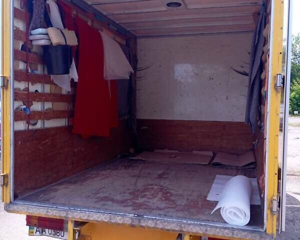 Желтый Мерседес Sprinter, объемом двигателя 2.2 л и пробегом 391 тыс. км за 10500 $, фото 5 на Automoto.ua
