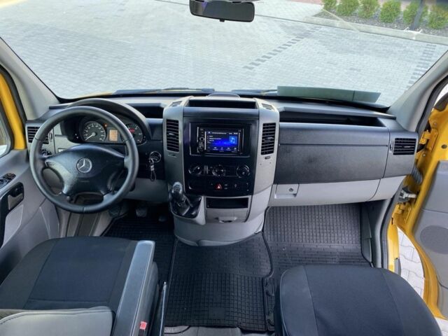 Желтый Мерседес Sprinter, объемом двигателя 2.1 л и пробегом 313 тыс. км за 11950 $, фото 7 на Automoto.ua