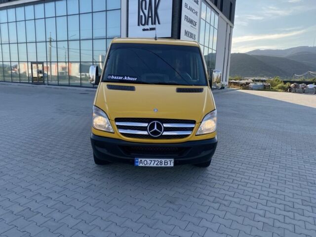 Желтый Мерседес Sprinter, объемом двигателя 2.1 л и пробегом 313 тыс. км за 11950 $, фото 1 на Automoto.ua