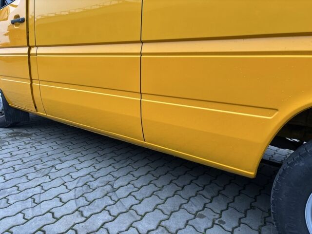 Желтый Мерседес Sprinter, объемом двигателя 2.1 л и пробегом 350 тыс. км за 11100 $, фото 23 на Automoto.ua