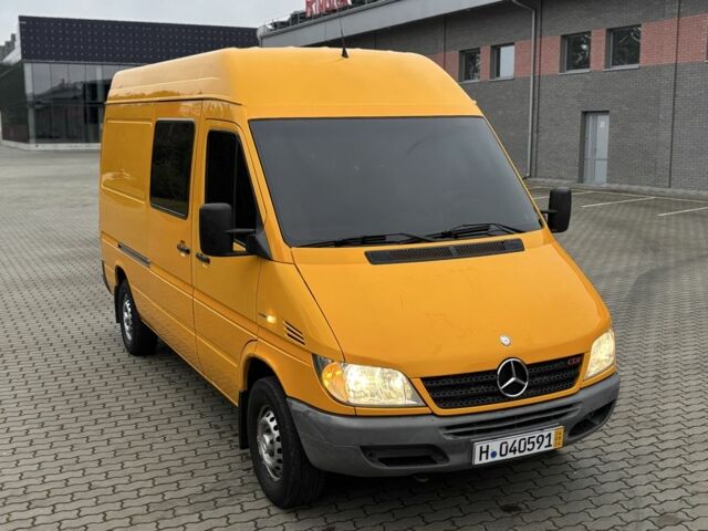 Желтый Мерседес Sprinter, объемом двигателя 2.1 л и пробегом 350 тыс. км за 11100 $, фото 1 на Automoto.ua