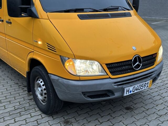 Желтый Мерседес Sprinter, объемом двигателя 2.1 л и пробегом 350 тыс. км за 11100 $, фото 4 на Automoto.ua