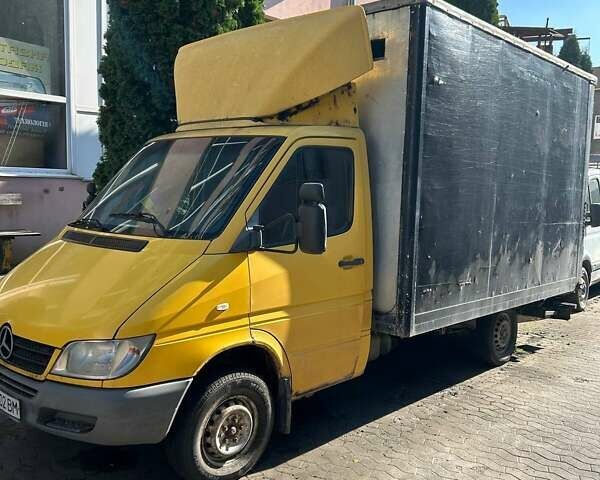 Желтый Мерседес Sprinter, объемом двигателя 2.15 л и пробегом 400 тыс. км за 7000 $, фото 6 на Automoto.ua