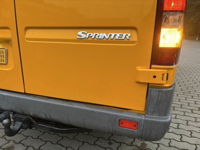Желтый Мерседес Sprinter, объемом двигателя 2.1 л и пробегом 350 тыс. км за 11100 $, фото 20 на Automoto.ua