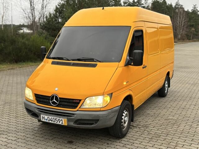 Желтый Мерседес Sprinter, объемом двигателя 2.1 л и пробегом 350 тыс. км за 11100 $, фото 2 на Automoto.ua