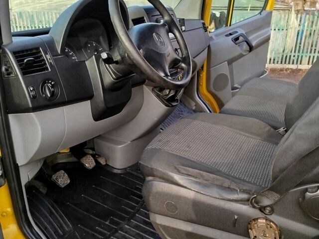 Желтый Мерседес Sprinter, объемом двигателя 3 л и пробегом 340 тыс. км за 11000 $, фото 3 на Automoto.ua