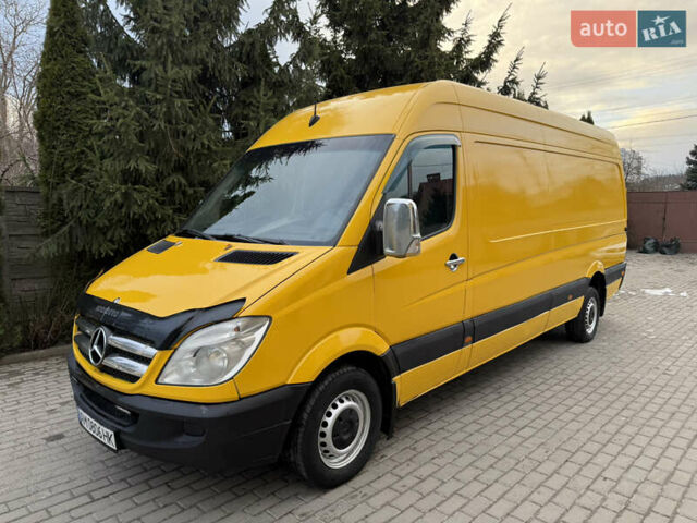 Желтый Мерседес Sprinter, объемом двигателя 2.15 л и пробегом 330 тыс. км за 9900 $, фото 2 на Automoto.ua