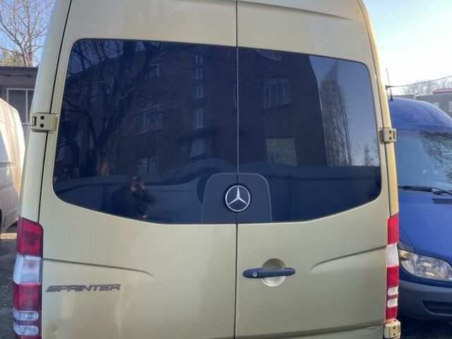 Желтый Мерседес Sprinter, объемом двигателя 3 л и пробегом 400 тыс. км за 13200 $, фото 6 на Automoto.ua
