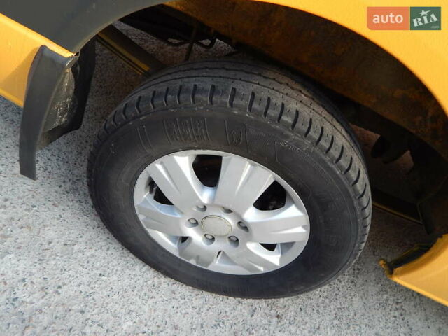 Желтый Мерседес Sprinter, объемом двигателя 2.15 л и пробегом 630 тыс. км за 10700 $, фото 6 на Automoto.ua
