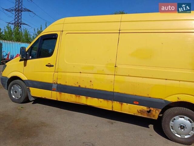 Желтый Мерседес Sprinter, объемом двигателя 2.2 л и пробегом 995 тыс. км за 7900 $, фото 2 на Automoto.ua