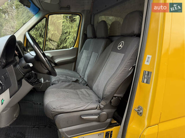 Желтый Мерседес Sprinter, объемом двигателя 2.15 л и пробегом 330 тыс. км за 9900 $, фото 4 на Automoto.ua