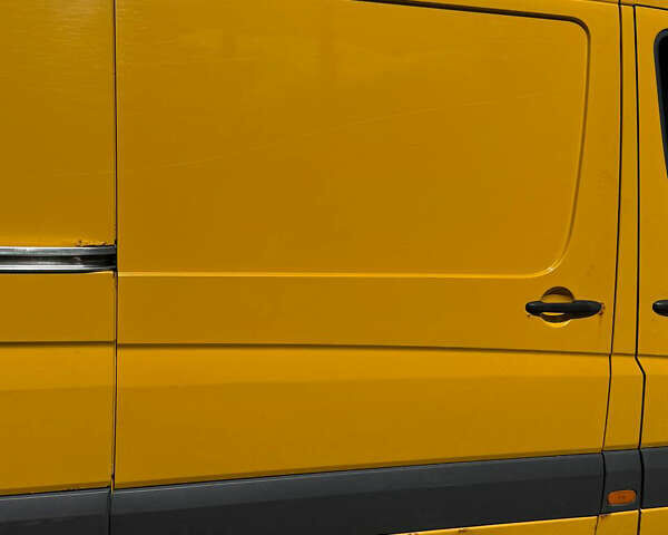 Желтый Мерседес Sprinter, объемом двигателя 2.15 л и пробегом 940 тыс. км за 10000 $, фото 10 на Automoto.ua