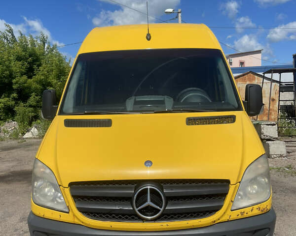 Желтый Мерседес Sprinter, объемом двигателя 2.15 л и пробегом 940 тыс. км за 10000 $, фото 1 на Automoto.ua