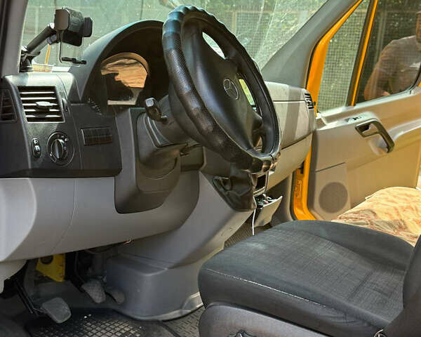 Желтый Мерседес Sprinter, объемом двигателя 2.15 л и пробегом 940 тыс. км за 10000 $, фото 14 на Automoto.ua
