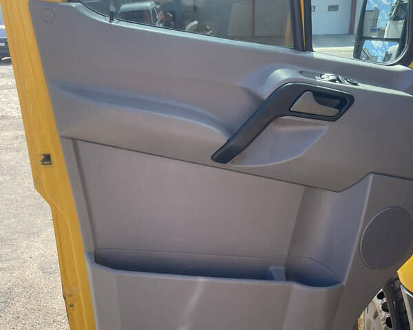 Желтый Мерседес Sprinter, объемом двигателя 2.15 л и пробегом 940 тыс. км за 10000 $, фото 3 на Automoto.ua