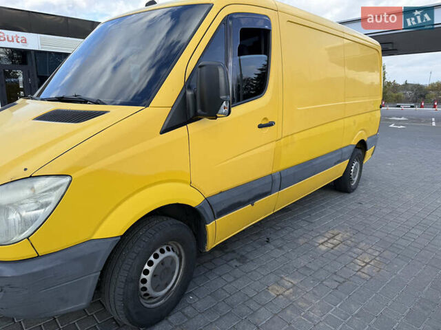 Желтый Мерседес Sprinter, объемом двигателя 2.2 л и пробегом 350 тыс. км за 12200 $, фото 1 на Automoto.ua