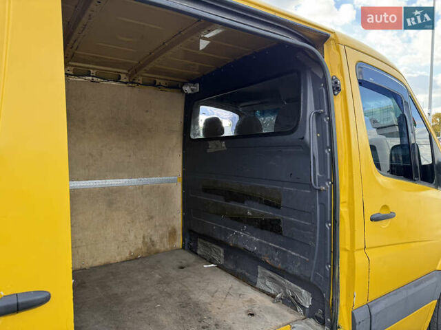 Желтый Мерседес Sprinter, объемом двигателя 2.2 л и пробегом 350 тыс. км за 12200 $, фото 12 на Automoto.ua