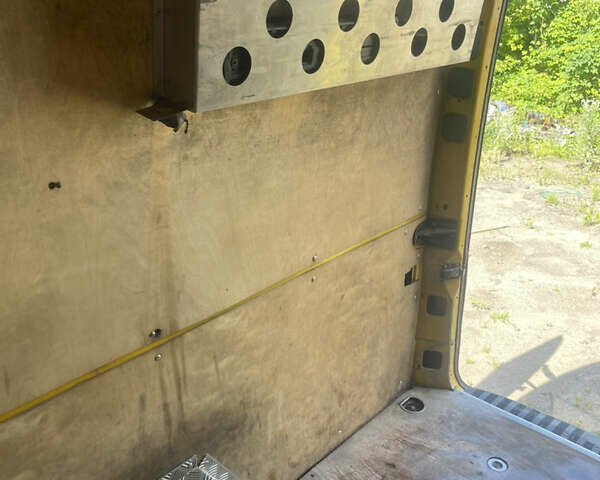 Желтый Мерседес Sprinter, объемом двигателя 2.15 л и пробегом 940 тыс. км за 10000 $, фото 7 на Automoto.ua