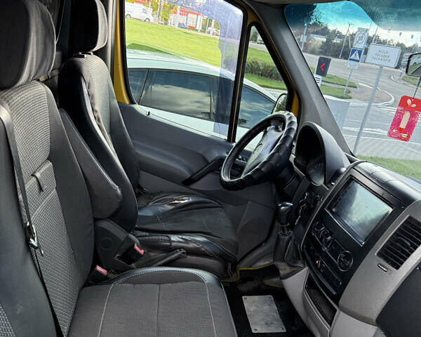 Желтый Мерседес Sprinter, объемом двигателя 2.2 л и пробегом 350 тыс. км за 12200 $, фото 7 на Automoto.ua