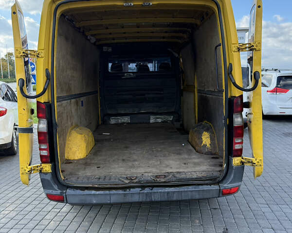 Желтый Мерседес Sprinter, объемом двигателя 2.2 л и пробегом 350 тыс. км за 12200 $, фото 10 на Automoto.ua