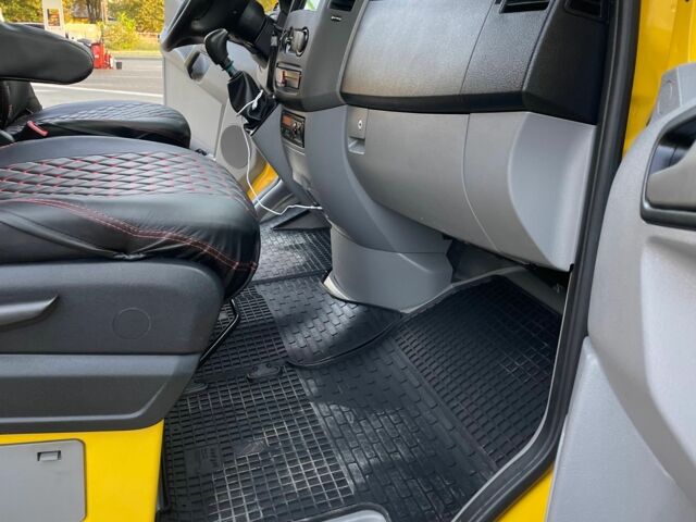 Желтый Мерседес Sprinter, объемом двигателя 2.1 л и пробегом 245 тыс. км за 19900 $, фото 12 на Automoto.ua