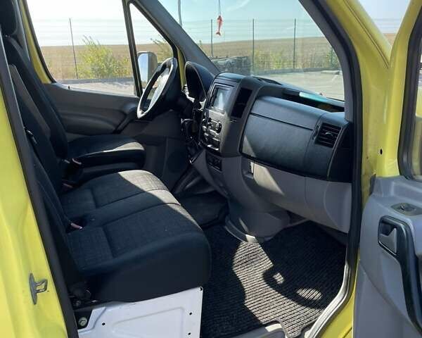 Желтый Мерседес Sprinter, объемом двигателя 2.15 л и пробегом 629 тыс. км за 16000 $, фото 11 на Automoto.ua