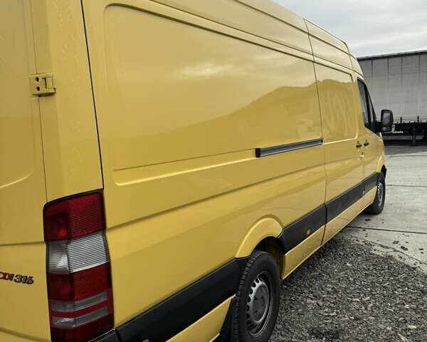 Желтый Мерседес Sprinter, объемом двигателя 2 л и пробегом 700 тыс. км за 11000 $, фото 3 на Automoto.ua
