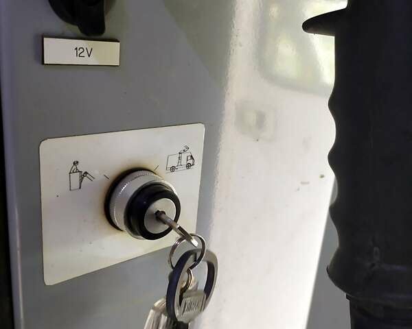 Желтый Мерседес Sprinter, объемом двигателя 0 л и пробегом 207 тыс. км за 29700 $, фото 63 на Automoto.ua