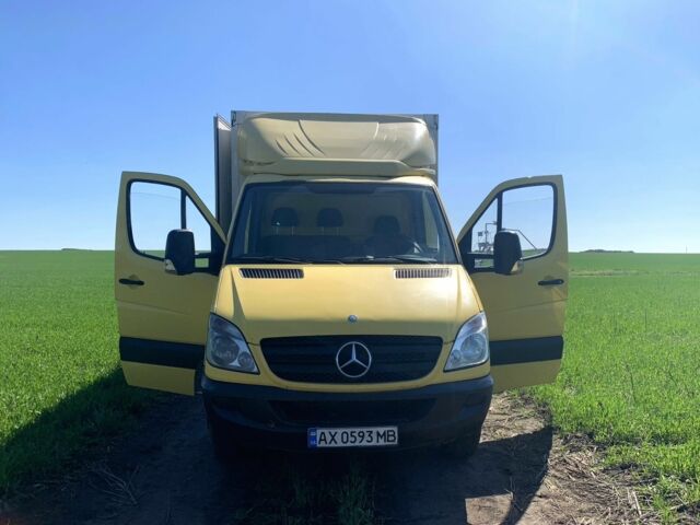 Желтый Мерседес Sprinter, объемом двигателя 2.1 л и пробегом 270 тыс. км за 12900 $, фото 3 на Automoto.ua