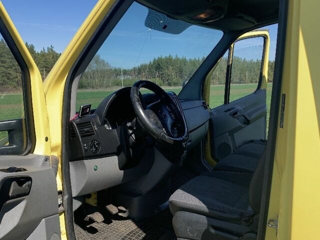 Желтый Мерседес Sprinter, объемом двигателя 2.1 л и пробегом 270 тыс. км за 12900 $, фото 4 на Automoto.ua