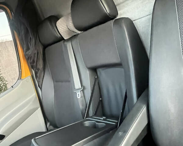 Желтый Мерседес Sprinter, объемом двигателя 3 л и пробегом 310 тыс. км за 21000 $, фото 12 на Automoto.ua