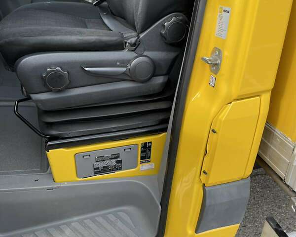 Желтый Мерседес Sprinter, объемом двигателя 2.1 л и пробегом 300 тыс. км за 22500 $, фото 6 на Automoto.ua