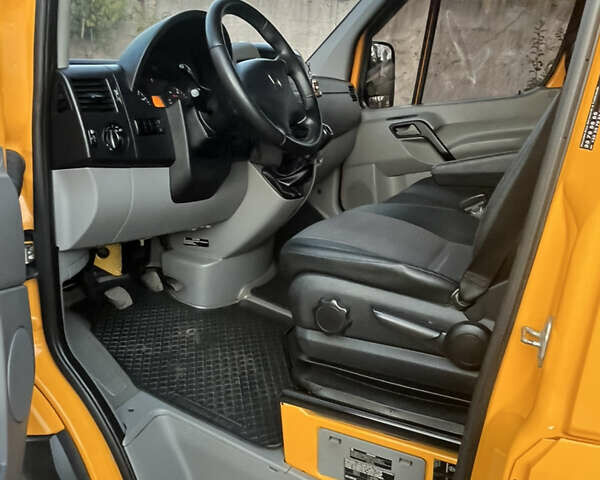 Желтый Мерседес Sprinter, объемом двигателя 3 л и пробегом 310 тыс. км за 21000 $, фото 10 на Automoto.ua
