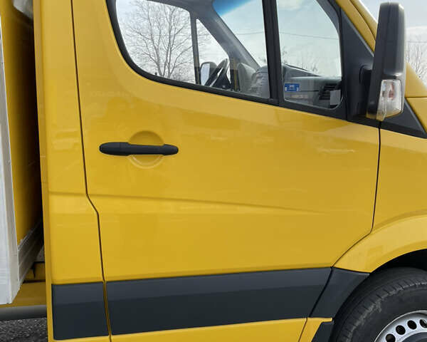 Желтый Мерседес Sprinter, объемом двигателя 2.1 л и пробегом 300 тыс. км за 22500 $, фото 4 на Automoto.ua
