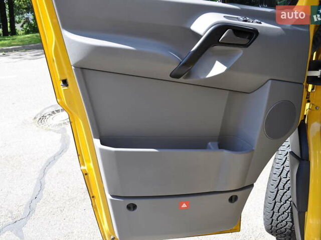 Желтый Мерседес Sprinter, объемом двигателя 2.14 л и пробегом 238 тыс. км за 17300 $, фото 65 на Automoto.ua