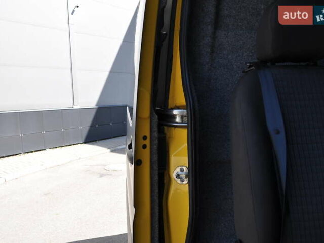 Желтый Мерседес Sprinter, объемом двигателя 2.14 л и пробегом 238 тыс. км за 17300 $, фото 42 на Automoto.ua