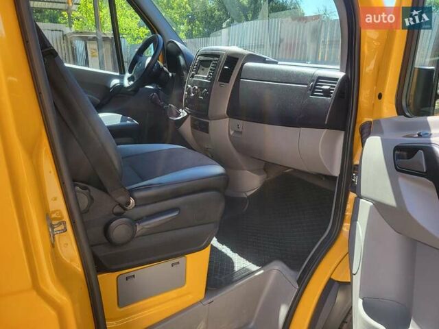 Желтый Мерседес Sprinter, объемом двигателя 2.14 л и пробегом 285 тыс. км за 20000 $, фото 6 на Automoto.ua