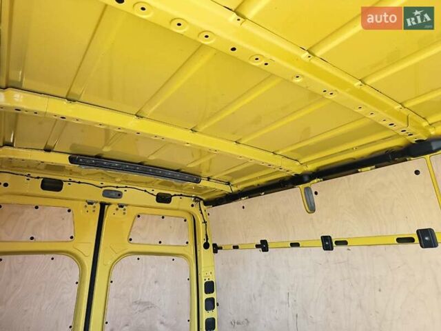 Желтый Мерседес Sprinter, объемом двигателя 2.14 л и пробегом 348 тыс. км за 27500 $, фото 3 на Automoto.ua