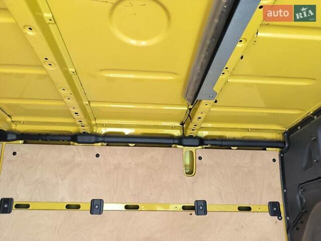 Желтый Мерседес Sprinter, объемом двигателя 2.14 л и пробегом 348 тыс. км за 27500 $, фото 4 на Automoto.ua