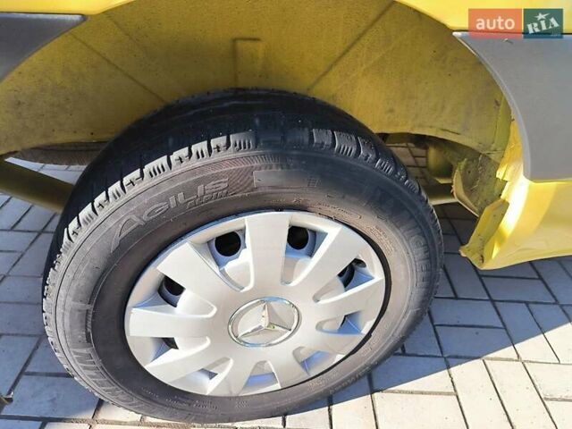 Желтый Мерседес Sprinter, объемом двигателя 2.14 л и пробегом 348 тыс. км за 27500 $, фото 2 на Automoto.ua