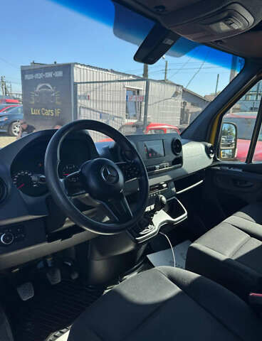 Желтый Мерседес Sprinter, объемом двигателя 2.14 л и пробегом 170 тыс. км за 25500 $, фото 5 на Automoto.ua