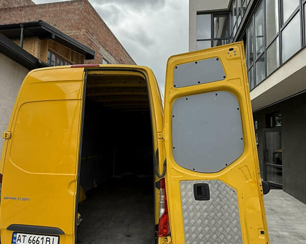 Желтый Мерседес Sprinter, объемом двигателя 2.14 л и пробегом 170 тыс. км за 25500 $, фото 26 на Automoto.ua