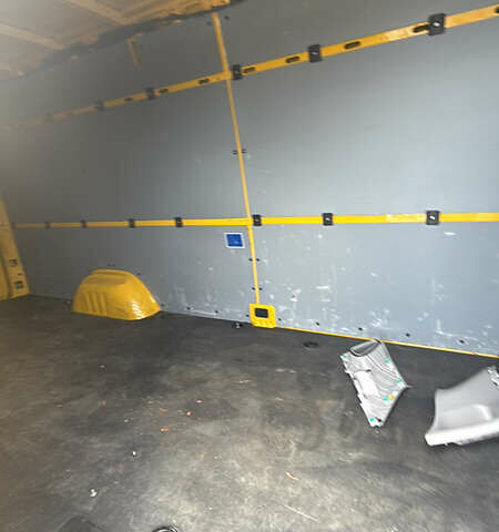 Желтый Мерседес Sprinter, объемом двигателя 2.14 л и пробегом 170 тыс. км за 25500 $, фото 3 на Automoto.ua