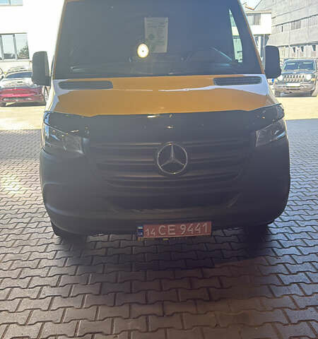 Желтый Мерседес Sprinter, объемом двигателя 2.14 л и пробегом 170 тыс. км за 25500 $, фото 2 на Automoto.ua