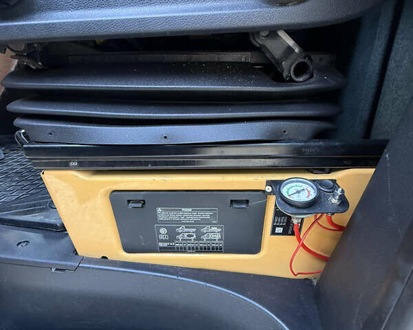 Желтый Мерседес Sprinter, объемом двигателя 2.99 л и пробегом 322 тыс. км за 40500 $, фото 12 на Automoto.ua