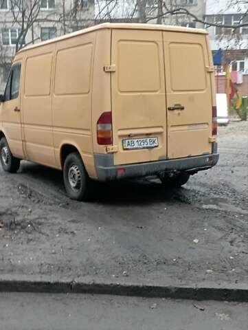 Желтый Мерседес Sprinter, объемом двигателя 2.3 л и пробегом 240 тыс. км за 4500 $, фото 2 на Automoto.ua